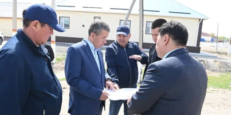 Аудан әкімі Әйтеке би кентіндегі құрылыс нысандарын аралап, жұмыс сапасын бақылауға алды