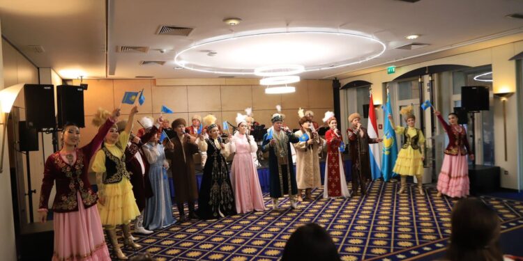 СЫР ӨНЕРПАЗДАРЫ ЛЮКСЕМБУРГТЕ ҚАЗАҚ МӘДЕНИЕТІН ДӘРІПТЕДІ