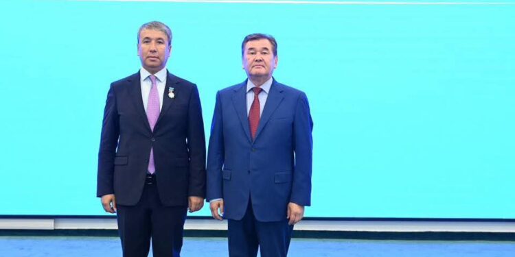 Қазалы ауданының әкімі Алмасбек Есмаханов «Үздік мемлекеттік қызметші» төсбелгісімен марапатталды
