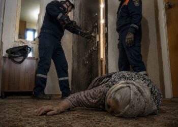 «Үйінде қамалып, бірнеше күн аш отырған: 86 жастағы кейуана құтқарылды»