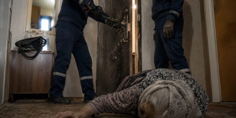 «Үйінде қамалып, бірнеше күн аш отырған: 86 жастағы кейуана құтқарылды»